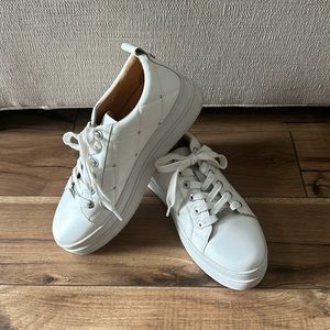 ISO! J/SLIDES Women's White Quilted Sneakers